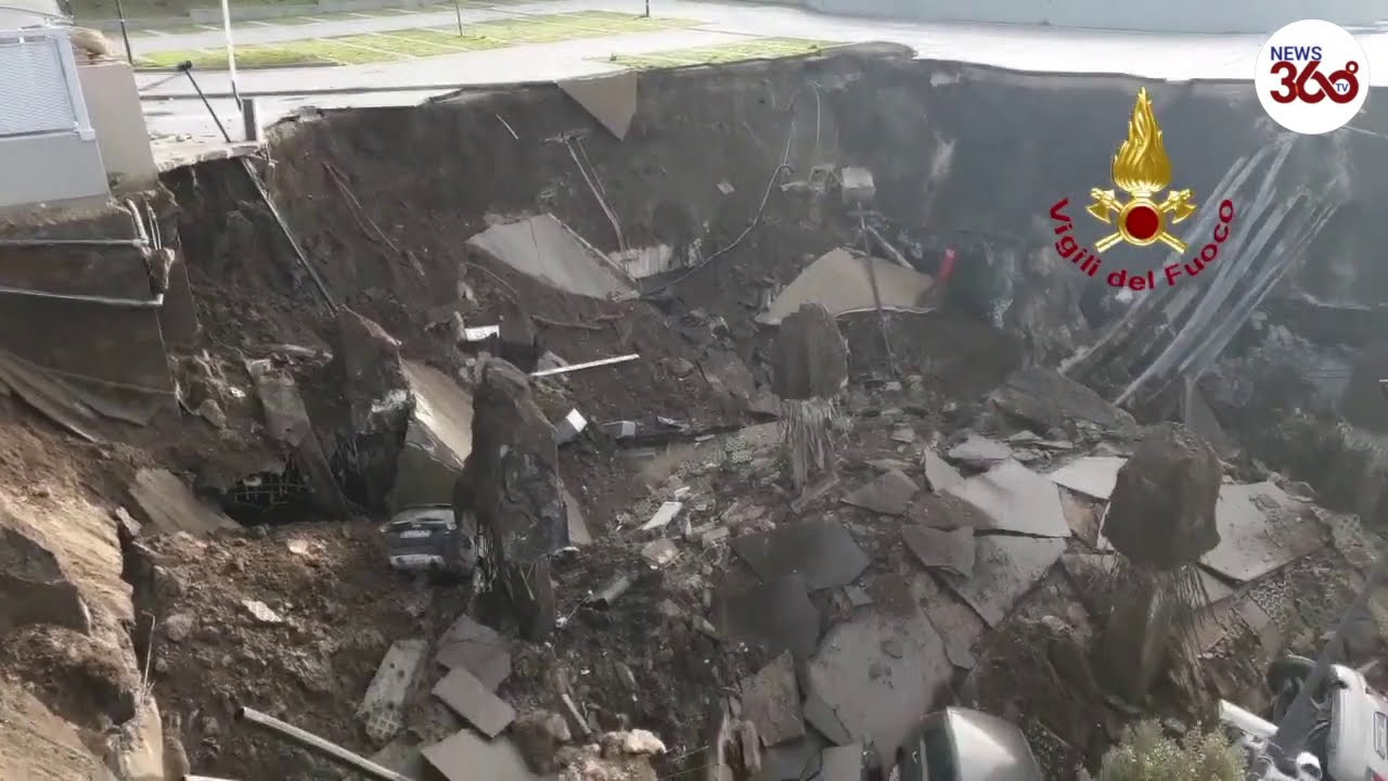 Naples: Vast chasm near COVID center swallows multiple vehicles – News 360 Tv